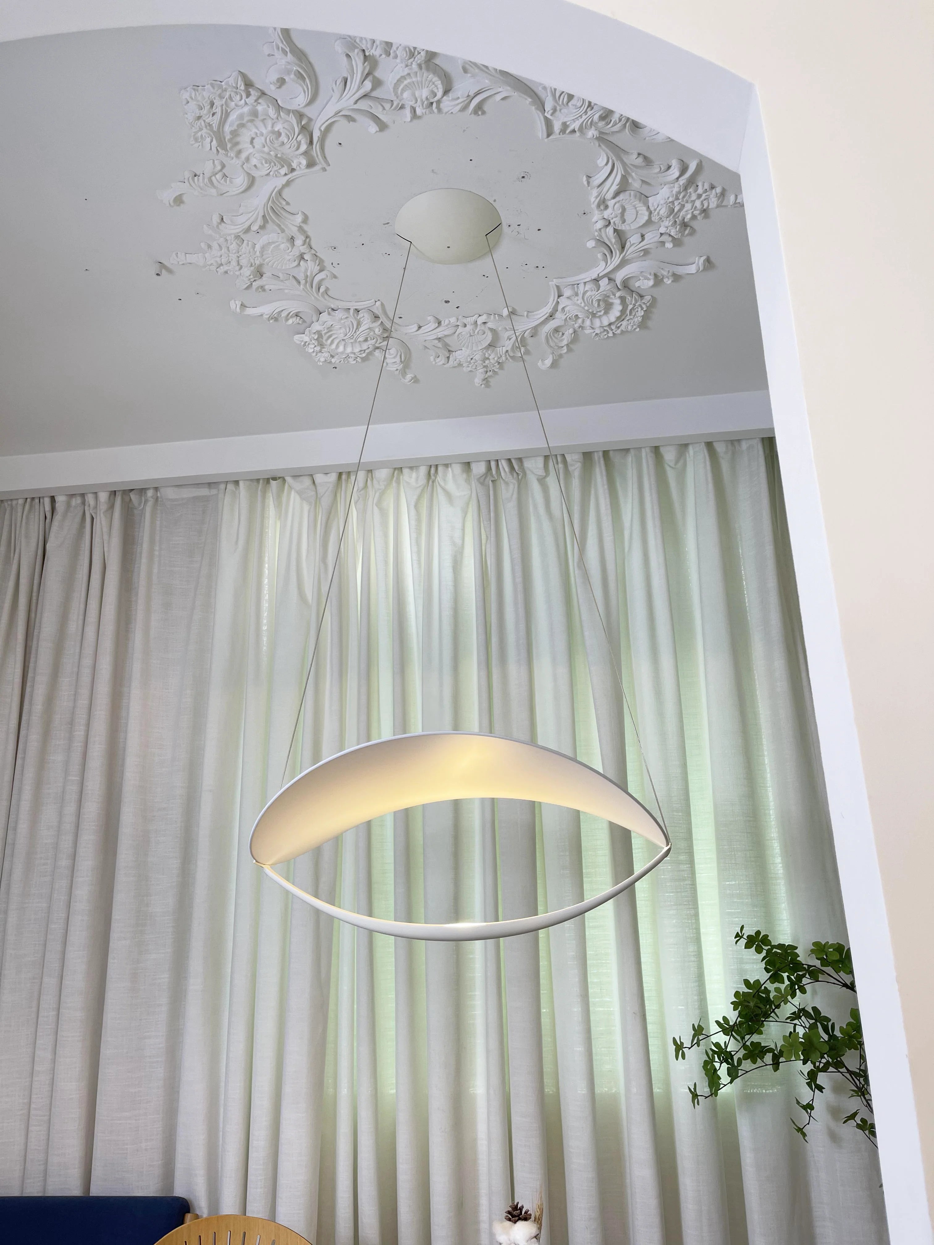 Luvra Floating Arc Pendant Light