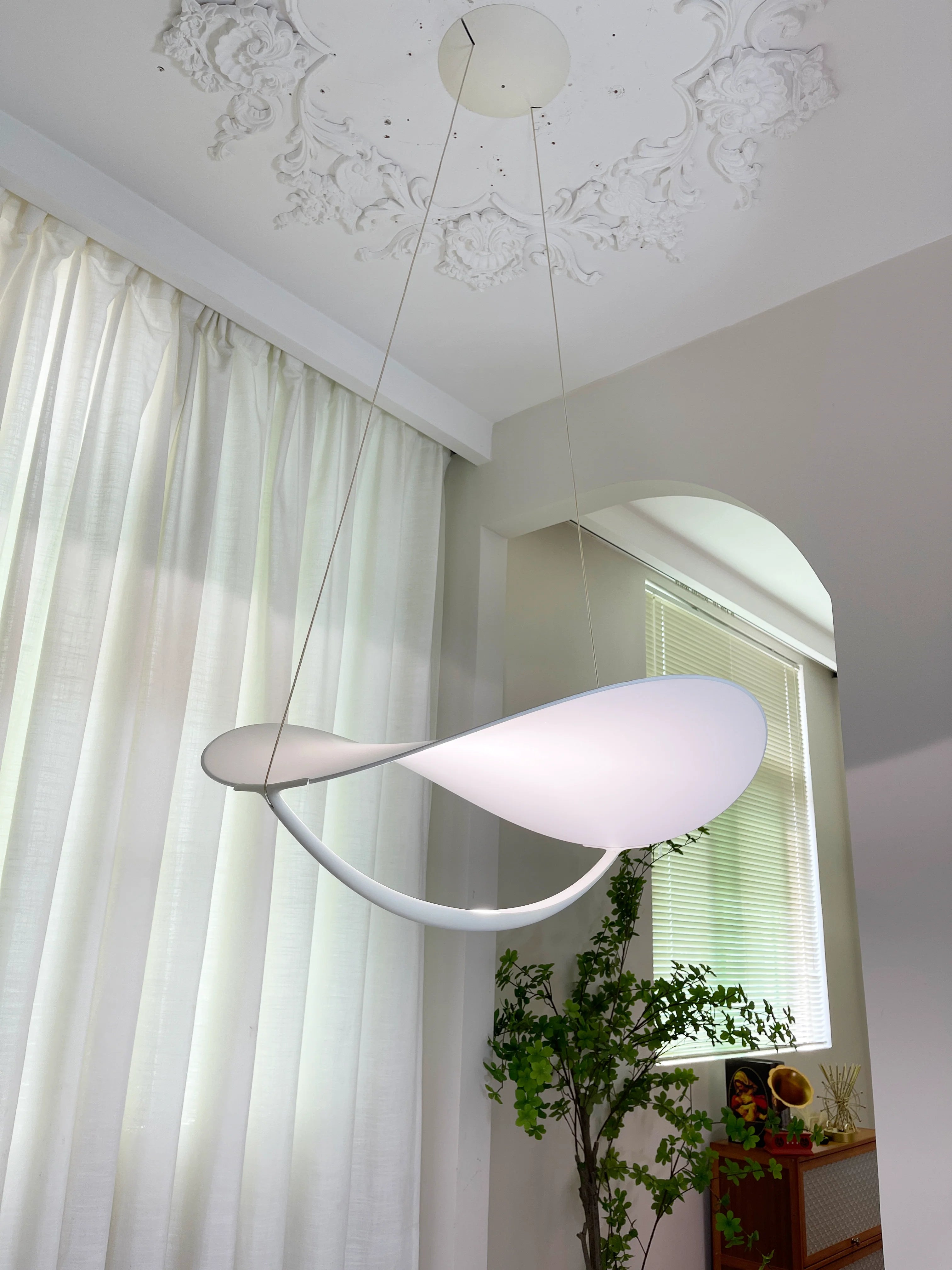 Luvra Floating Arc Pendant Light